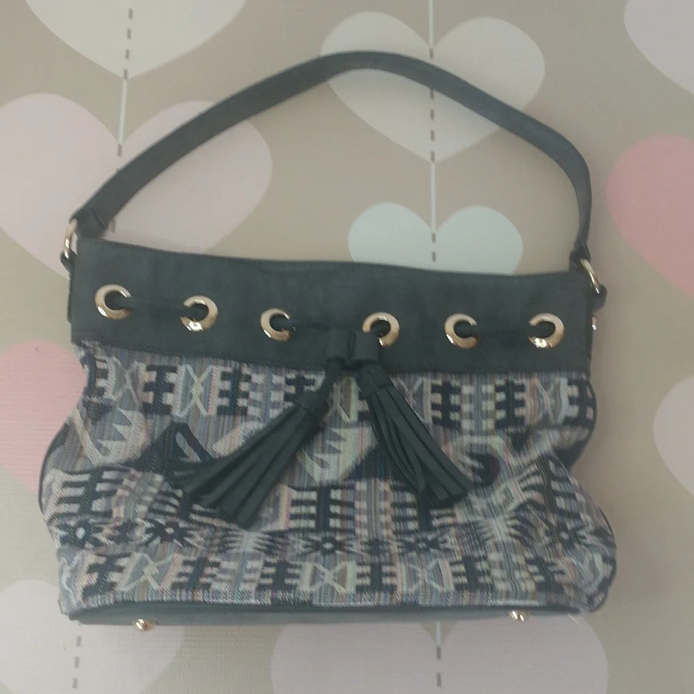 Urban Expressions vegan shoulder bag. Size 12x13
